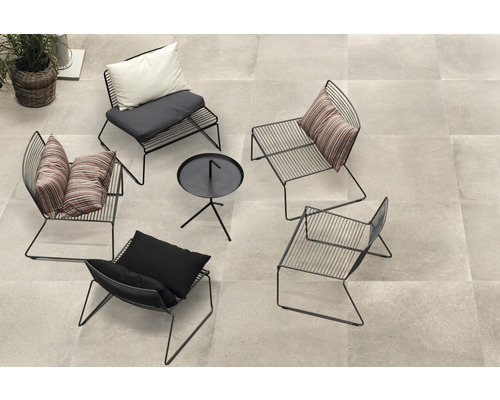 Överblicksbild av trädgårdsmöbler på terrassplattor