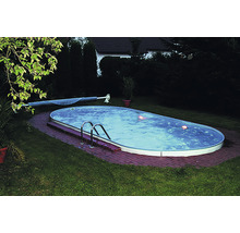 Oval pool med stege och poolskydd i trädgården