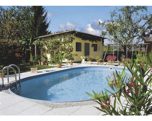 Oval pool i trädgården med hus och gunga