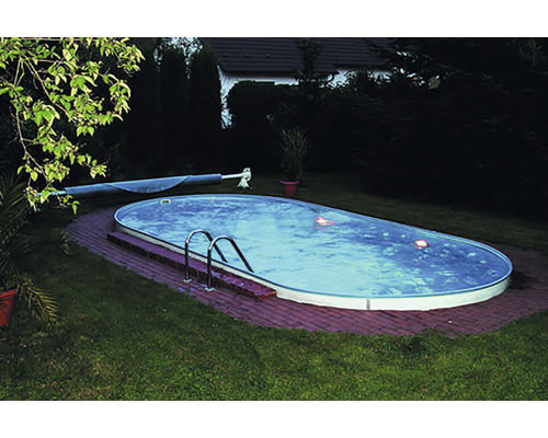 Oval pool med stege i trädgården