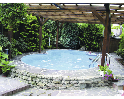 Trädgårdspool med träpergola, stenmur och plantering