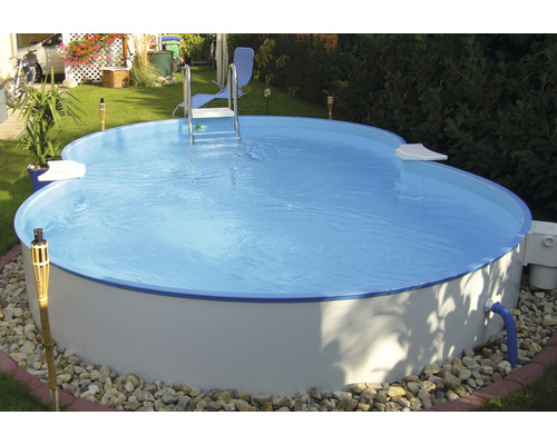 Rund pool med stege i trädgården