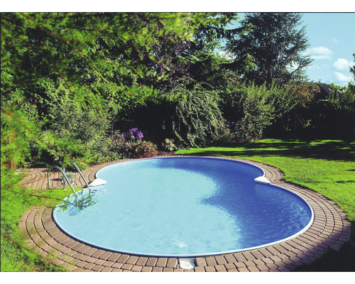 Pool i trädgården med stege och stenram