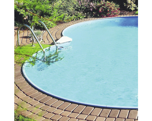 Pool med stege och stenläggning i trädgården