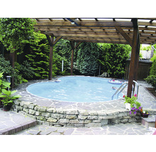 Trädgårdsscen med pool under en träpergola, omgiven av stenplattor och gröna växter.