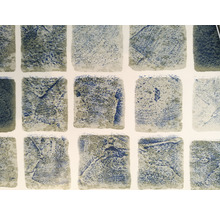 Närbild av ett mosaikmönster med kvadratiska motiv