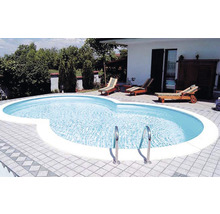 Utomhuspool med stege, omgiven av kakel och trädgårdsmöbler.