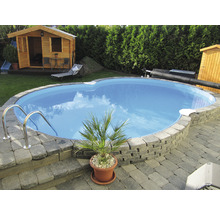 Trädgård med swimmingpool, trähus och trädgårdsmöbler