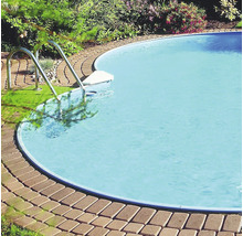 Rund pool med stege i trädgården