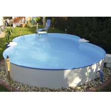 Ovanmarkspool i trädgården med stege och vatten