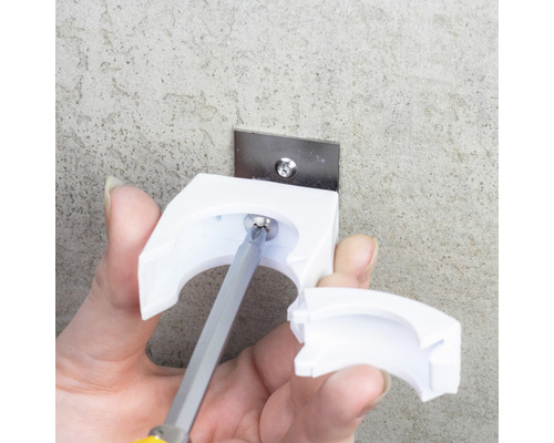 Fästa en gardinstång med en skruvmejsel