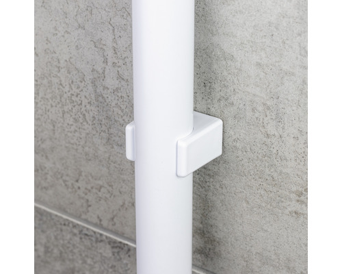 Detaljvy av en duschstång med fäste på en vägg