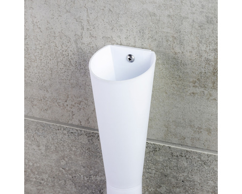 Vit urinoarspolare av plast monterad på väggen