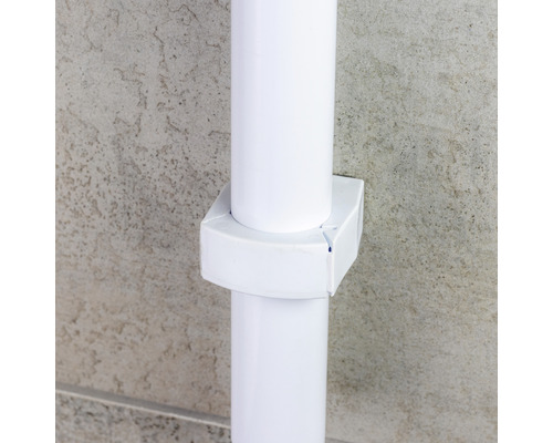 Närbild av ett vitt värmerörsfäste på ett värmerör.