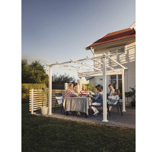 Scen med familj som sitter under en pergola i trädgården