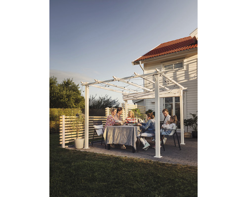 Scen med familj som sitter under en pergola i trädgården