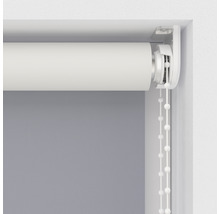 Detaljvy av rullgardin med kedjedrag vid fönstret