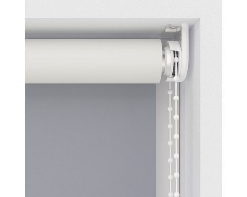 Detaljvy av rullgardin med kedjedrag vid fönstret