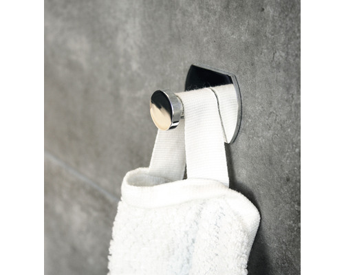 Handdukskrok med handduk på en grå vägg