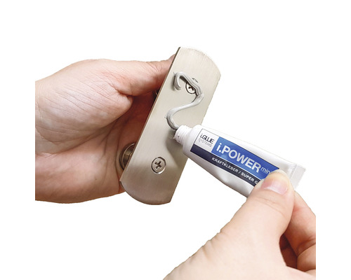 Applicering av lim på en dörrplatta