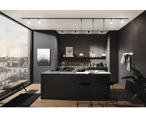 Modernt kök med skensystembelysning och pendellampor