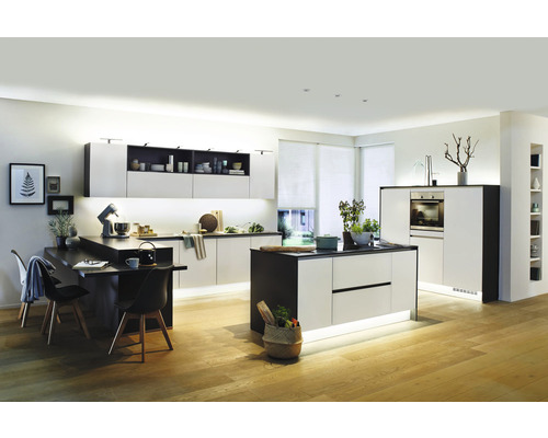 Ljust kök med köksö och matplats i modern design.