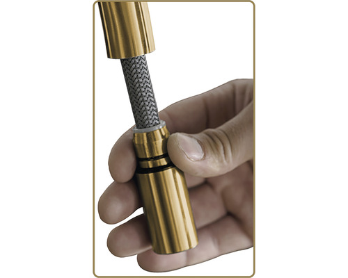 Duschslang fästs på armatur