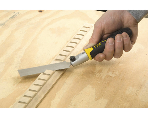 Handsåg som skär trälister