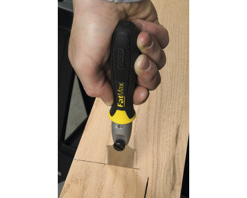 Stanley FatMax finsåg används på en träplanka.