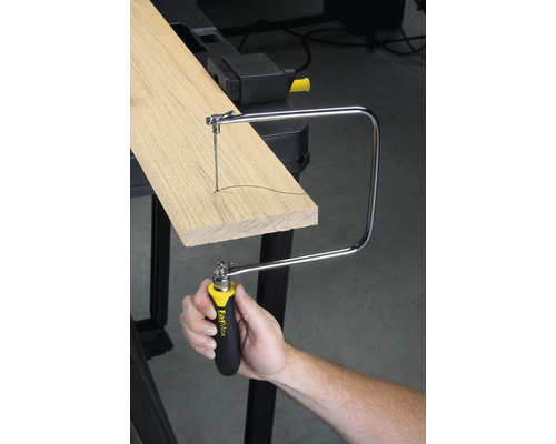 Lövsåg som sågar en träbit