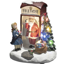 Dekorativ julscen med jultomten i telefonkiosk, flicka och julgran med belysning