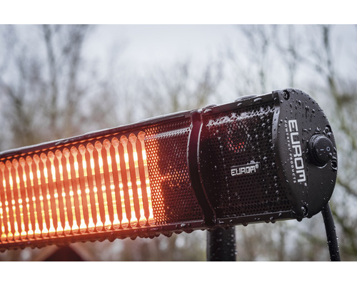 Närbild av en påslagen uteplatsvärmare för utomhusbruk med EUROM logotyp