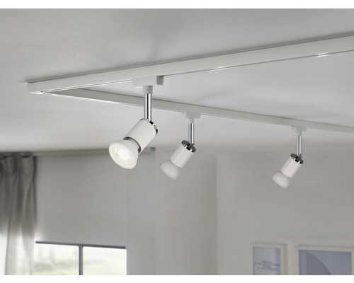 Taklampa med tre spotlights på en skena