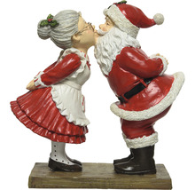 Dekorativ tomte- och tomtemorsfigur som kysser varandra på en sockel