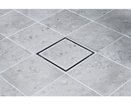 Fyrkantigt golvbrunn med kakel på badrumsgolvet