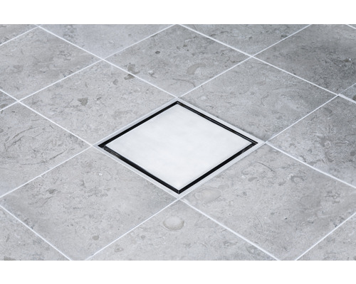 Fyrkantigt golvbrunn i rostfritt stål i kaklat badrumsgolv