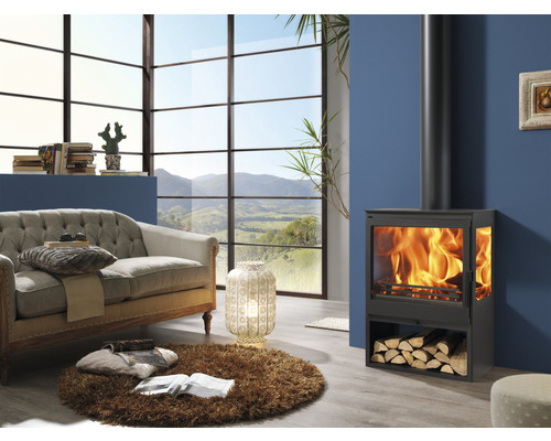 Vardagsrum med vedeldad kamin, soffa och stort fönster med utsikt