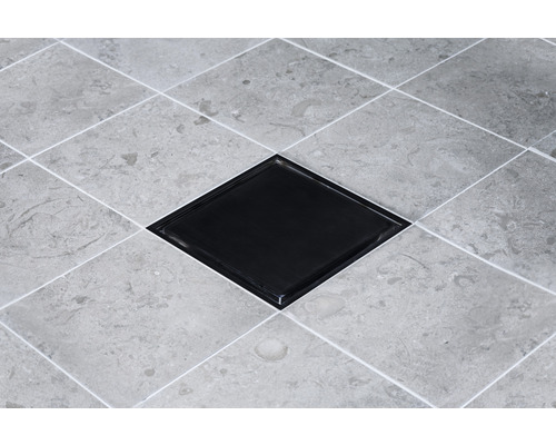 Golvnivå dusch med fyrkantigt avlopp och kakel