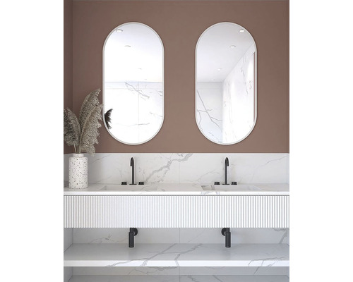Modernt badrum med dubbla handfat, två ovala speglar och marmorlook