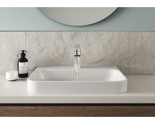 Modern badrumstvättställ med blandare och tvålpump