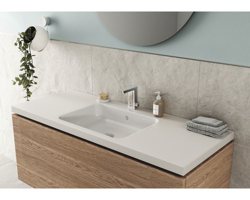 Badrum med tvättställsskåp, handfat, armatur och handdukar