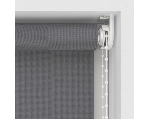 Grå rullgardin med kedjedrag vid fönstret