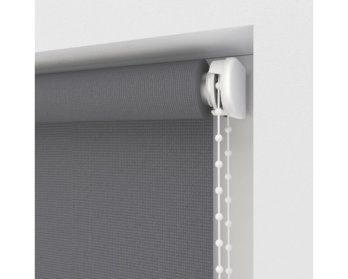 Grå rullgardin med kedjedrag för fönsterdekoration