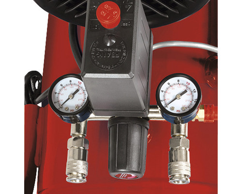 Detaljbild av en kompressor med manometrar och tryckregulator