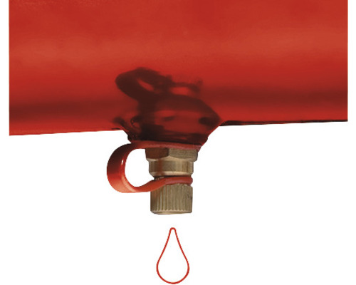 Närbild av en vattenavtappningsventil på en tryckluftstank med droppande kondens