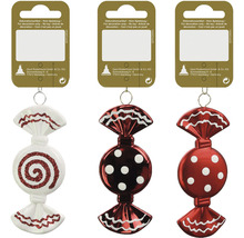 Tre julgranskulor i form av godis med olika mönster