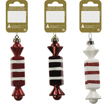 Tre julgranskulor i form av godis med randigt mönster