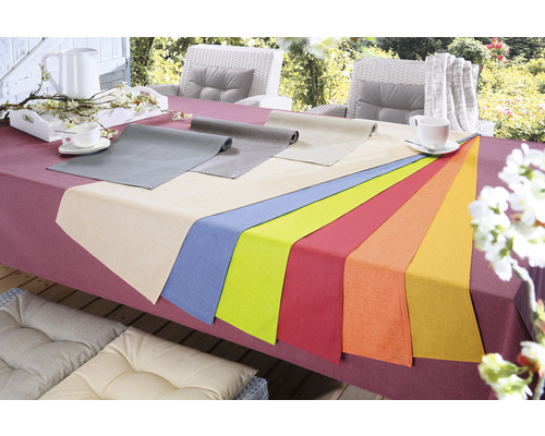 Matbord med bordslöpare i olika färger och bordsduk för utomhusbruk