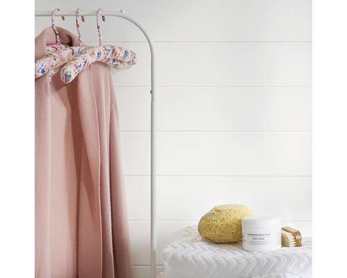 Badrumsscen med klädställning, badrock, svamp, peeling och handduk