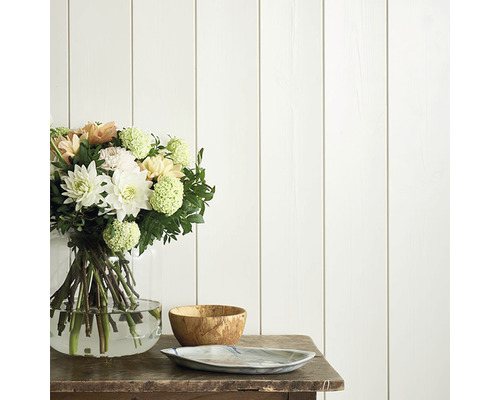 Dekorativ väggbeklädnad med blomsterarrangemang och bordsdekoration för en stilfull atmosfär.